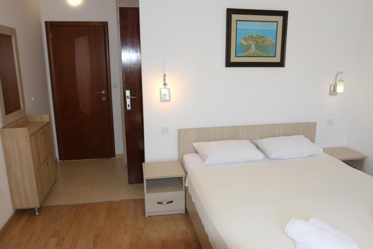Muhar Apartment Sveti Stefan